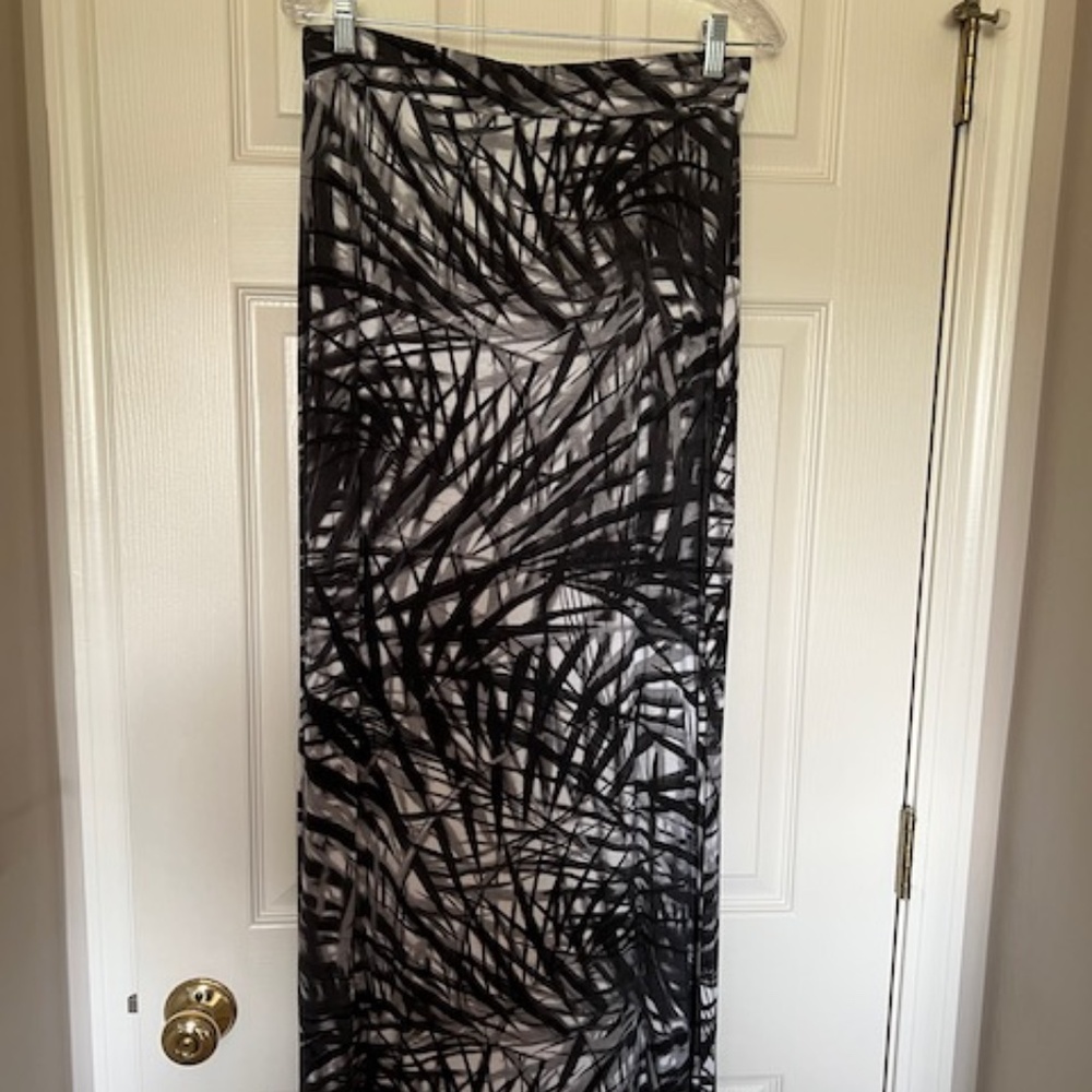 Women's APT 9 Gray, Black & White Top & Skirt Set Size M.  Excellent Condition